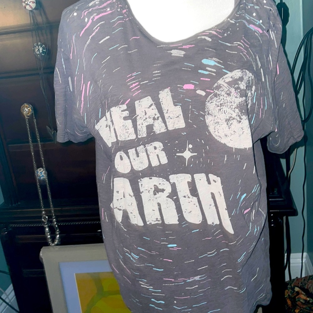 Gently used. Magnolia Pearl T-shirt “HEAL THE EARTH”